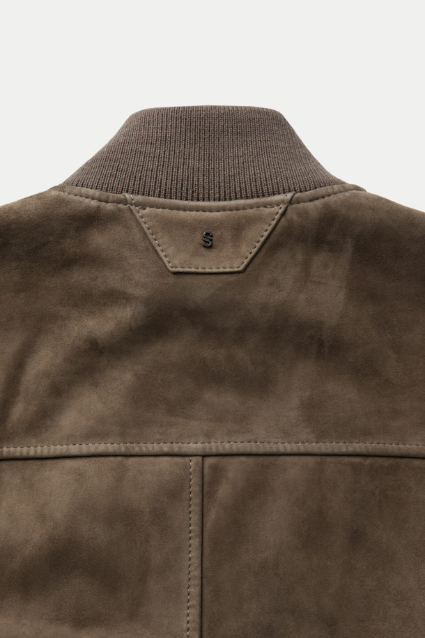 SALVATORE SANTORO (살바토레 산토로) 레더 점퍼는 부드러운 양가죽과 스웨이드 소재를 사용하여 클래식한 무드를 연출합니다. 브라운 컬러의 무지 디자인으로 어떤 스타일에도 쉽게 매치할 수 있으며, 봄, 가을 간절기에 활용하기 좋습니다. 크롭 기장에 집업 스타일로 편안하게 착용 가능하며, 스탠다드 핏으로 제작되어 세련된 실루엣을 선사합니다. 시보리 디테일과 사이드 포켓, 가먼트 워싱 처리로 고급스러움을 더해 데이트룩, 모임룩, 미니멀, 시크 스타일을 완성합니다.
