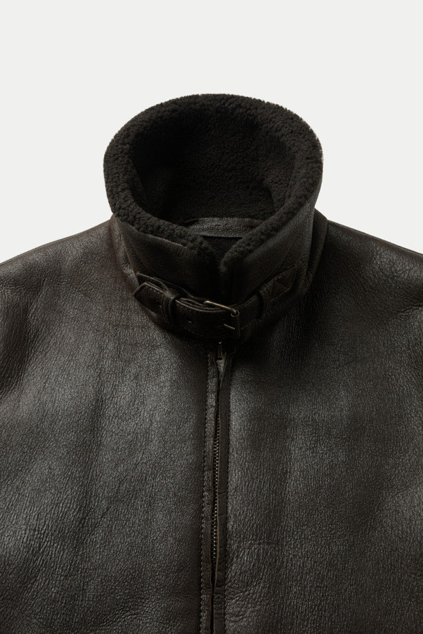 살바토레 산토로 무스탕 재킷은 브라운과 블랙 두 가지 색상으로 출시되어, 가을과 겨울에 따뜻하고 스타일리시하게 연출할 수 있습니다. 양가죽 소재로 제작되어 부드러운 촉감을 자랑하며, 크롭 기장에 집업 여밈 방식으로 편안하게 착용 가능합니다. 클래식한 무드의 스탠다드 핏으로, 양털 에리와 사이드 포켓, 퍼 안감으로 보온성을 높였습니다. 데이트룩, 모임룩 등 다양한 TPO에 미니멀, 시크한 스타일을 더해 세련된 룩을 완성해 보세요.
