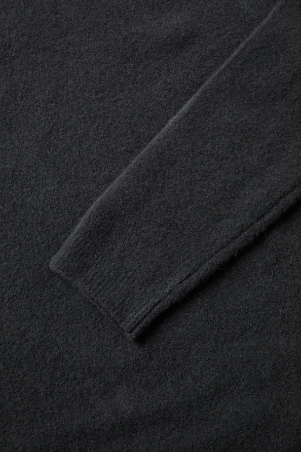 **DANIELE FIESOLI(다니엘 피에솔리) 소프트 스웨터**는 부드러운 촉감과 은은한 컬러감이 돋보이는 데일리 니트 스웨터입니다. 라운드넥 디자인에 스탠다드 핏으로 제작되었으며, 래글런 소매 디테일이 특징입니다. 울과 나일론 혼방 소재로 제작되어 신축성과 텐션감을 제공하며, 고급스러운 니팅 기법으로 볼륨감을 더했습니다. 블랙 컬러의 무지 패턴으로 미니멀, 클래식, 캐주얼 스타일 모두 소화 가능하며, 카페룩과 출근룩에 적합합니다.
