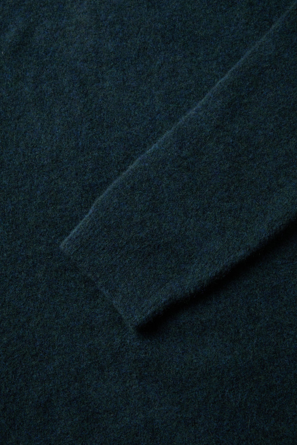 DANIELE FIESOLI (다니엘 피에졸리) 소프트 스웨터는 가을, 겨울 시즌을 위한 베이직 스타일의 여성 니트/스웨터입니다. 다크 그린 컬러의 라운드넥 디자인으로, 레귤러 핏과 긴소매 기장을 갖췄습니다. 울과 나일론 혼방 소재에 래글런 소매, 텐션감 있는 소재, 밀도 높은 원사, 볼륨감 있는 니팅, 엘라스틴 혼방으로 부드러운 촉감과 두꺼운 두께감을 자랑합니다. 데일리룩, 출근룩, 모임룩 등 다양한 TPO에 클래식, 미니멀, 캐주얼 스타일로 코디하기 좋습니다.
