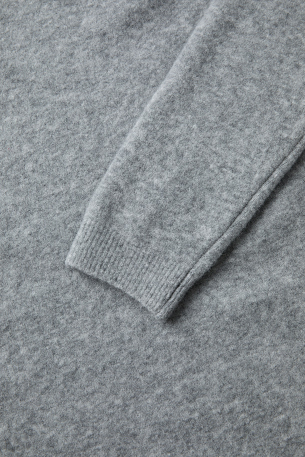 DANIELE FIESOLI(다니엘 피에졸리) 소프트 스웨터는 가을, 겨울 시즌을 위한 공용 니트/스웨터입니다. 부드러운 촉감의 울, 나일론 혼방 소재로 제작되었으며, 라운드넥에 레귤러핏, 긴소매 디자인으로 편안함을 더했습니다. 베이직하고 미니멀한 스타일의 무지 그레이 컬러 스웨터로, 텐션감 있는 원단과 밀도 높은 니팅, 래글런 소매 디테일이 특징입니다. 두꺼운 두께감으로 보온성을 높였으며, 이너 또는 단품으로 활용하여 다양한 겨울 데일리룩, 집콕룩, 산책룩을 연출할 수 있습니다. 볼륨감 있는 실루엣이 특징이며, 미니멀, 클래식, 캐주얼 스타일을 즐기는 분들께 추천합니다.
