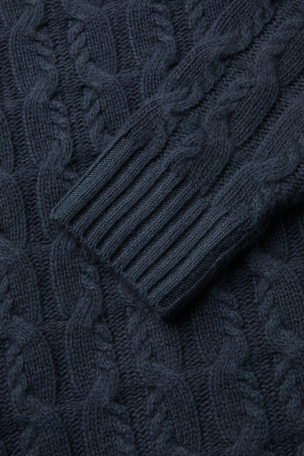 다니엘레 피에졸리 케이블 스웨터는 남성용으로, 가을과 겨울에 따뜻하게 입을 수 있는 두꺼운 울 소재의 라운드넥 니트입니다. 클래식한 스타일을 기반으로 제작되어 출근룩, 비즈니스 캐주얼, 모임룩 등 다양한 TPO에 활용 가능합니다. 네이비 컬러에 케이블 패턴이 돋보이며, 스탠다드 핏으로 편안한 착용감을 선사합니다. 넓은 립 디테일이 특징이며, 미니멀, 캐주얼 스타일과도 잘 어울립니다. 긴 소매 기장으로 보온성을 높였습니다.
