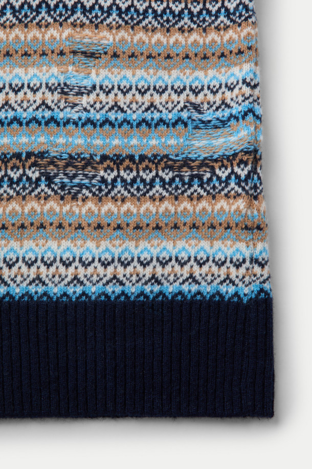 DANIELE FIESOLI(다니엘 피에졸리) 패턴 베스트는 가을, 겨울 시즌에 활용하기 좋은 상의입니다. 울 소재로 제작되어 부드러운 촉감을 자랑하며, 클래식한 무드의 레귤러핏으로 디자인되었습니다. 네이비, 베이지, 블루 세 가지 색상으로 출시되었으며, 페어아일 패턴이 특징입니다. 브이넥 라인과 밑단은 립 처리되어 있으며, 민소매 디자인으로 다양한 레이어드 연출이 가능합니다. 가을 나들이룩, 겨울 데일리룩, 모임룩 등 다채로운 TPO에 맞게 활용할 수 있습니다.
