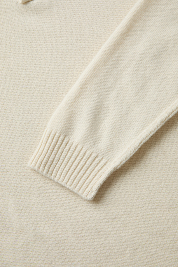 DANIELE FIESOLI(다니엘 피에졸리) 버튼 칼라 스웨터는 울 90%, 캐시미어 10% 혼방 소재로 제작되어 부드러운 촉감을 선사합니다. 아이보리, 크림 컬러의 무지 디자인으로 베이직하고 모던한 스타일을 연출하며, 드롭 숄더와 버튼 디테일이 특징입니다. 릴랙스 핏과 긴소매, 크롭 기장으로 가을, 겨울 데일리룩과 카페룩에 활용하기 좋습니다. 옆선 시접 겉봉제 마감으로 고급스러운 디테일을 더했습니다. 클래식, 미니멀 스타일을 선호하는 분들께 추천합니다.
