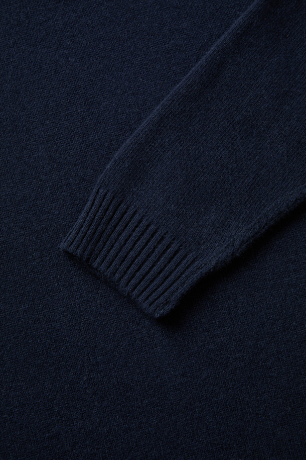 **다니엘레 피에졸리(DANIELE FIESOLI) 버튼 칼라 스웨터**는 가을, 겨울 시즌 남성을 위한 클래식하고 베이직한 스타일의 스웨터입니다. 네이비 컬러의 레귤러핏으로, 울 90%와 캐시미어 10% 혼방 소재로 제작되어 부드러운 촉감과 두꺼운 두께감을 자랑합니다. 칼라 디자인에 버튼 디테일을 더해 포인트를 주었으며, 드롭 숄더와 옆선 시접 겉봉제 마감으로 고급스러움을 더했습니다. 출근룩, 비즈니스 캐주얼, 겨울 데일리룩 등 다양한 TPO에 활용하기 좋은 아이템입니다.
