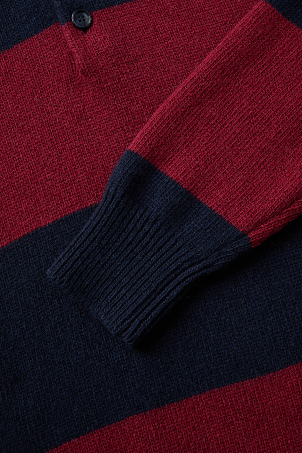 **다니엘 에피에솔리(DANIELE FIESOLI) 블록 칼라 스웨터**는 남성용 니트/스웨터로, 가을과 겨울에 활용하기 좋은 아이템입니다. 네이비, 버건디, 화이트 컬러 블록과 럭비 셔츠 디자인, 하프 단추 디테일, 화이트 칼라 배색이 특징이며, 클래식 및 캐주얼 스타일을 모두 소화할 수 있습니다. 울 80%, 나일론 20% 혼방 소재로 제작되어 포근한 촉감을 선사합니다. 레귤러핏에 긴소매 기장으로, 데이트룩, 가을 나들이룩, 겨울 데일리룩 등 다양한 TPO에 맞춰 미니멀한 스타일을 연출해보세요.
