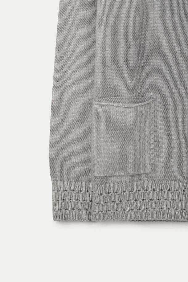 DANIELE FIESOLI(다니엘 피에졸리) 베이직 가디건은 가을, 겨울 시즌에 어울리는 스탠다드핏의 브이넥 가디건입니다. 부드러운 촉감의 울 소재로 제작되었으며, 더블 져지 조직과 밀라노 조직으로 고급스러운 디테일을 더했습니다. 무지 패턴의 그레이 컬러로, 베이직하면서도 클래식한 스타일을 연출합니다. 긴 소매와 버튼 디테일이 특징이며, 일상, 오피스룩, 모임룩 등 다양한 TPO에 활용하기 좋습니다. 혼합사를 사용하여 제작되어, 더욱 특별한 가치를 선사합니다.
