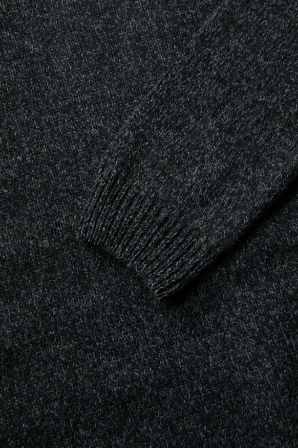 WOOL AND CO (울 앤 코) 다이드 소프트 울 스웨터는 다양한 톤의 그린 얀을 믹스하여 세련된 분위기를 연출합니다. 부드러운 촉감의 울 소재로 제작되었으며, 로우게이지 편직 기법을 사용하여 포근함을 더했습니다. 두꺼운 립조직의 하프넥 디자인이 특징이며, 겨울철 보온성을 높여줍니다. 출근룩과 모임룩 모두에 잘 어울리는 베이직 스타일의 레귤러핏 스웨터입니다. 클래식, 미니멀, 캐주얼 등 다양한 스타일 연출이 가능합니다.
