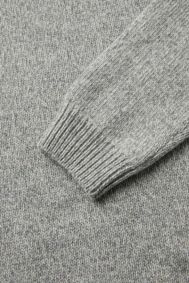 WOOL AND CO(울 앤 코) 다이드 소프트 울 스웨터는 다양한 톤의 그린 얀을 믹스하여 은은한 멋을 더한 하프넥 스웨터입니다. 부드러운 촉감의 울 소재와 두꺼운 두께감으로 겨울철 보온성을 높였습니다. 레귤러 핏에 무지 디자인으로, 출근룩과 모임룩 등 다양한 TPO에 활용 가능합니다. 로우게이지 편직과 두꺼운 립조직 디테일이 특징이며, 클래식, 미니멀, 캐주얼 스타일 모두 소화 가능한 베이직 아이템입니다. 긴 소매 기장의 레귤러 핏으로 편안하게 착용할 수 있습니다.
