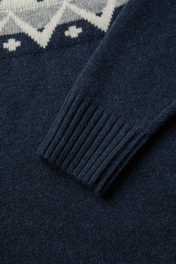 이탈리아 감성의 WOOL AND CO(울 앤 코) 패턴 스웨터입니다. 네이비, 화이트, 그레이 3가지 색상으로 출시되었으며, 클래식한 무드의 페어아일 및 노르딕 패턴이 돋보입니다. 고급스러운 울 소재로 제작되어 부드러운 촉감을 선사하며, 두께감 있는 레귤러핏 긴소매 디자인으로 가을, 겨울철 데이트룩, 출근룩 등 다양한 일상 스타일에 활용하기 좋습니다.
