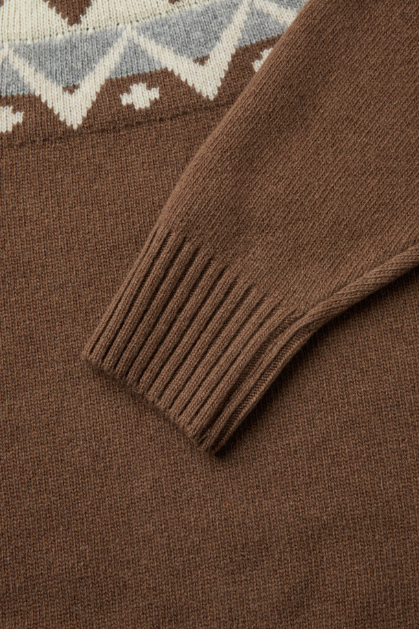 WOOL AND CO(울 앤 코) 패턴 스웨터는 부드러운 촉감의 울 소재로 제작되어 가을과 겨울에 따뜻하게 착용하기 좋습니다. 클래식한 무드의 레귤러핏 스웨터로, 브라운, 화이트, 그레이 세 가지 색상으로 만나볼 수 있습니다. 페어아일 패턴과 노르딕 패턴이 어우러져 이탈리아 감성을 더했으며, 라운드넥과 긴소매 디자인으로 데이트룩, 모임룩 등 다양한 TPO에 활용 가능합니다. 미니멀, 캐주얼 스타일 모두 소화 가능한 활용도 높은 아이템입니다. 두께감 있는 디자인으로 추운 날씨에도 따뜻함을 유지해 줍니다.
