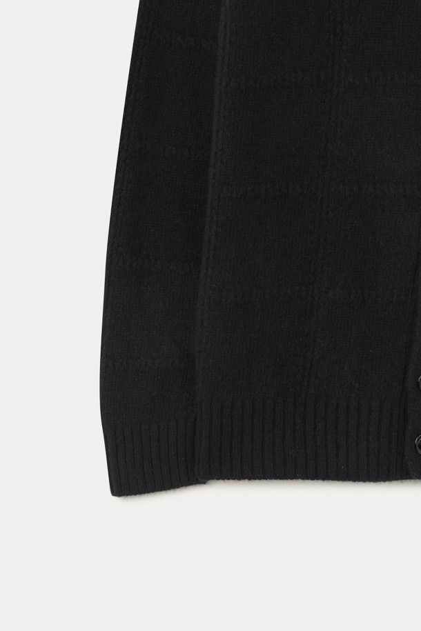 WOOL & CO(울 앤 코) 패턴 가디건은 가을과 겨울, 일상에서 클래식하고 베이직한 스타일을 연출하기 좋은 남녀 공용 제품입니다. 부드러운 울 소재와 두꺼운 두께감으로 포근한 착용감을 선사하며, 라운드 넥과 톤온톤 싱글 버튼 여밈이 깔끔한 인상을 줍니다. 입체적인 케이블 짜임 디테일이 돋보이며, 루즈핏 디자인으로 편안한 활동성을 제공합니다. 출근룩, 비즈니스 캐주얼, 모임룩 등 다양한 TPO에 미니멀하고 클래식한 스타일을 더해 활용할 수 있습니다.
