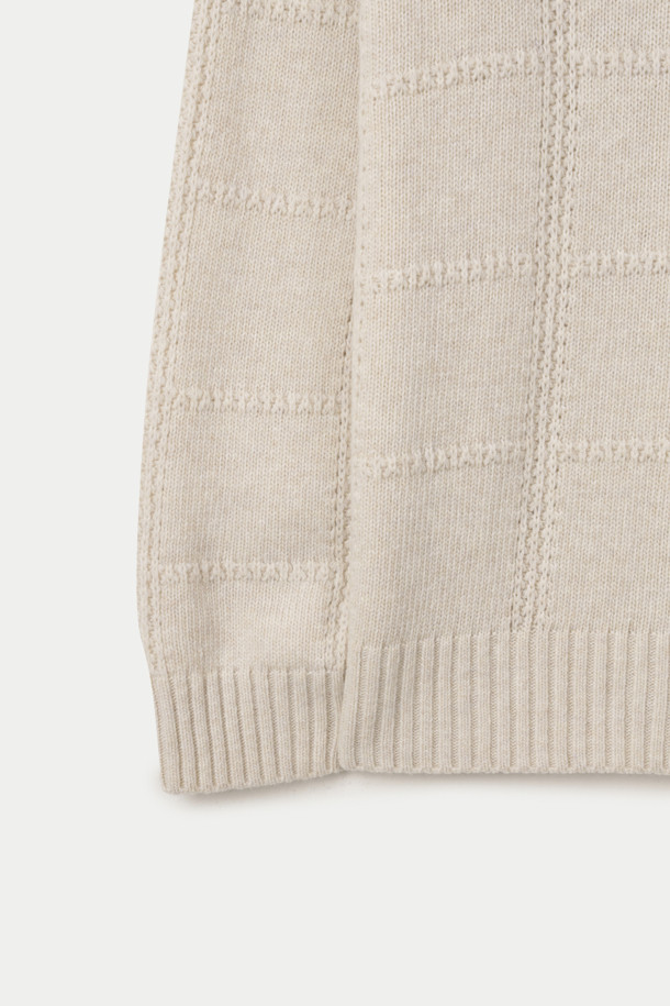 WOOL & CO (울 앤 코) 패턴 가디건은 가을, 겨울 시즌에 어울리는 포근한 울 소재의 니트 가디건입니다. 베이지, 아이보리 두 가지 색상으로 출시되었으며, 클래식하고 베이직한 스타일을 연출하기 좋습니다. 루즈핏으로 편안하게 착용 가능하며, 긴 소매와 두꺼운 두께감으로 따뜻함을 더했습니다. 입체적인 케이블 및 패턴 짜임 디테일과 톤온톤 버튼, 여유로운 실루엣이 특징이며, 출근룩이나 모임룩 등 다양한 TPO에 활용 가능합니다.
