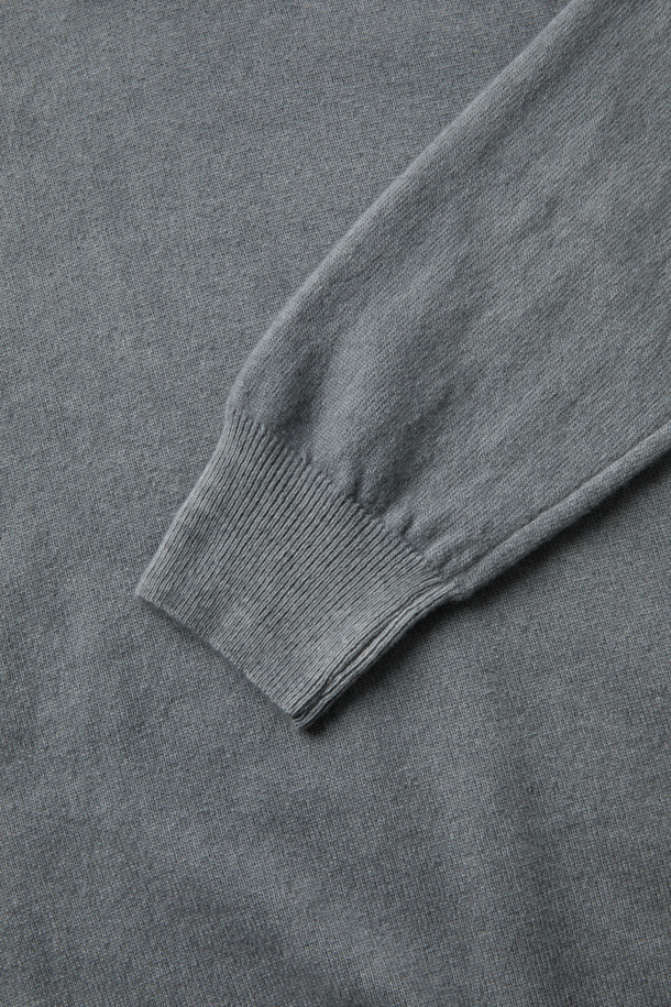 WOOL & CO (울앤코) 버튼 칼라 스웨터는 고급 메리노 울 소재로 제작되어 부드러운 촉감과 두꺼운 두께로 뛰어난 보온성을 제공합니다. 차분한 그레이 컬러에 무지 패턴으로 디자인되어 클래식하면서도 미니멀한 스타일을 연출하며, 레귤러 핏과 긴소매 기장으로 편안한 착용감을 선사합니다. 버튼 칼라 디테일이 돋보이는 이 스웨터는 출근룩, 비즈니스 캐주얼, 겨울 데일리룩 등 다양한 TPO에 활용 가능합니다. 가벼운 착용감으로 활동성을 높여주어 가을, 겨울 시즌 내내 따뜻하고 스타일리시하게 즐길 수 있습니다.
