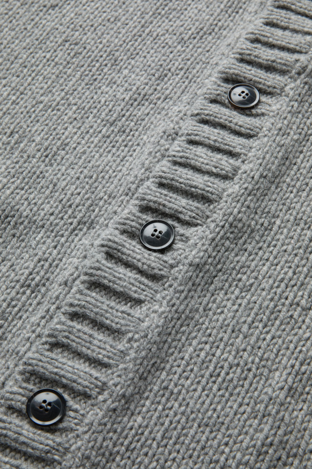 ORIGINAL VINTAGE STYLE 로우 가디건은 가을, 겨울 시즌에 어울리는 상의로, 80% 울과 20% 폴리아미드 혼방 소재로 제작되어 보온성과 내구성이 뛰어납니다. 클래식하고 베이직한 스타일로, 브이넥 디자인과 루즈핏으로 편안한 착용감을 선사하며, 가슴 포켓과 패치 포켓 디테일이 돋보입니다. 특히, 와이드 립(Wide rib) 디테일이 돋보이며, 톤 다운된 그레이 컬러로 겨울 데일리룩과 출근룩에 미니멀한 포인트를 더합니다. 긴 소매 기장으로 따뜻함을 더하며, 부드러운 촉감으로 편안하게 착용할 수 있습니다.
