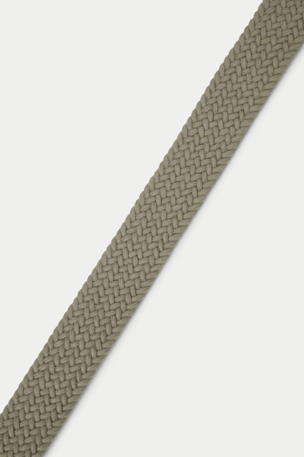 면 엘라스틱 벨트는 캐주얼, 베이직 스타일의 공용 벨트로, 카키와 브라운 두 가지 색상으로 제공됩니다. 면 소재에 엘라스틱을 더해 신축성을 높여 편안한 착용감을 선사하며, 엮음 패턴의 브레이드 디자인이 특징입니다. 버클 여밈 방식으로 간편하게 사이즈 조절이 가능하며, 데일리룩과 여행룩 등 다양한 TPO에 활용할 수 있습니다. 미니멀한 디자인으로 어떤 스타일에도 잘 어울려 활용도가 높습니다.
