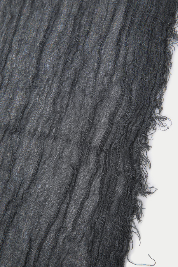 차콜 조직감 머플러는 가을, 겨울 시즌에 따뜻함과 스타일을 더해줄 머플러입니다. 레이온과 아크릴 혼방 소재로 제작되어 부드러운 촉감을 선사하며, 빈티지한 스타일의 조직감 패턴이 특징입니다.  일상, 산책, 카페 등 다양한 TPO에 활용하기 좋으며, 클래식, 미니멀, 캐주얼 룩에 모두 잘 어울립니다. 워싱 디테일이 돋보이며, 이염에 주의하여 단독 세탁하는 것을 권장합니다.  주름이 생길 수 있으니 주의하여 관리해주세요.
