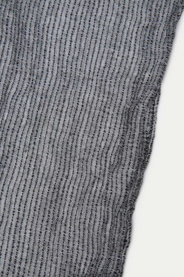 그레이 스트라이프 패턴 머플러는 레이온, 폴리에스터, 아크릴, 면 혼방 소재로 제작되어 부드러운 촉감을 자랑합니다. 얇은 두께감으로 가을 나들이룩, 겨울 데일리룩, 여행룩 등 다양한 TPO에 활용하기 좋습니다. 빈티지한 스타일(무드)과 클래식, 미니멀, 레트로 스타일을 아우르는 디자인으로, 워싱 디테일과 스트라이프 패턴이 돋보입니다. 이염에 주의하여 단독 세탁하는 것을 권장하며, 주름이 질 수 있으니 보관에 유의해주세요.
