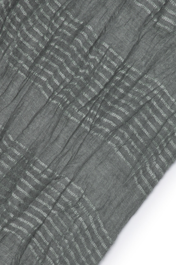 그레이 스트라이프 조직감 머플러는 부드러운 촉감의 폴리에스터와 아크릴 혼방 소재로 제작되어 가을, 겨울철 따뜻하게 사용할 수 있습니다. 빈티지 스타일의 스트라이프 패턴과 주름 디자인이 특징이며, 워싱 처리된 조직감으로 은은한 멋을 더했습니다. 클래식, 캐주얼, 미니멀 등 다양한 스타일에 매치하여 폭넓은 연출이 가능합니다. 일상생활에서 활용하기 좋은 머플러로, 당신의 겨울 스타일링에 포인트를 더해보세요.
