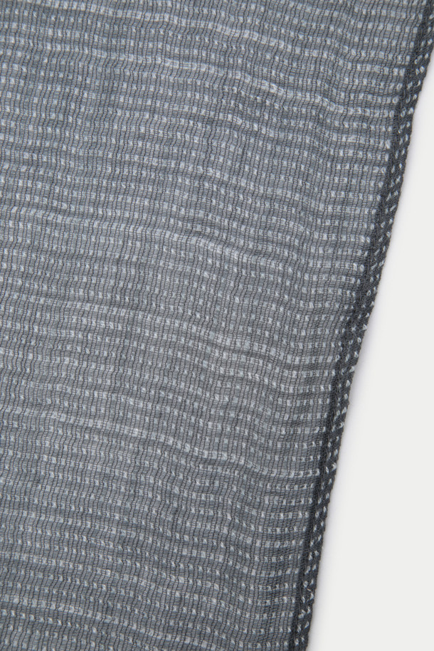 부드러운 촉감의 카키 그레이 컬러 그레이 블록 패턴 머플러입니다. 레이온, 면, 린넨 혼방 소재로 제작되어 가을, 겨울에 따뜻하게 착용하기 좋습니다. 워싱 처리된 빈티지 스타일로, 블록 패턴과 도트 무늬가 돋보입니다. 자연스러운 주름이 멋스러움을 더하며, 캐주얼, 클래식, 레트로 스타일 모두 소화 가능합니다. 가을 나들이룩, 겨울 데일리룩, 산책룩에 활용하여 포근한 분위기를 연출해보세요.
