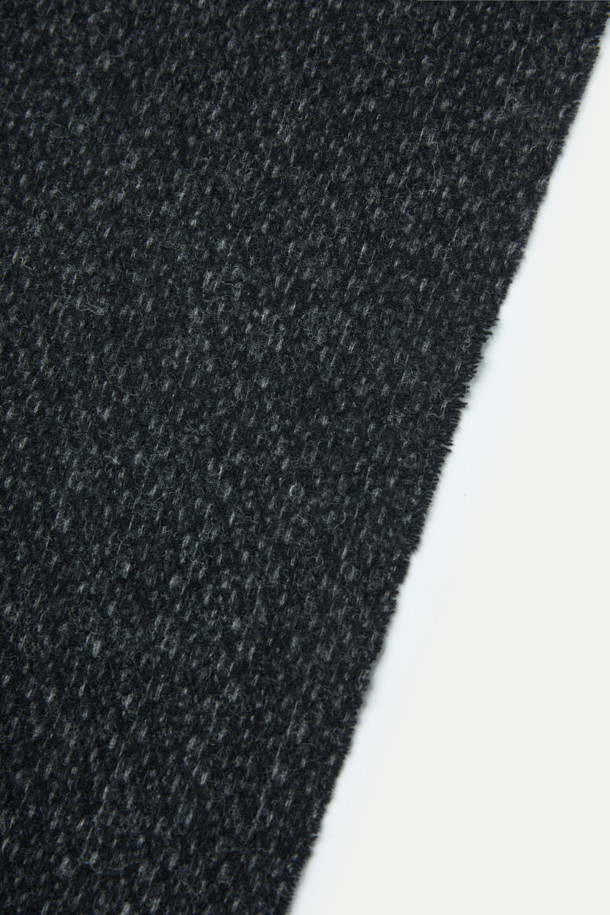 조직감 울머플러는 멜란지 컬러의 울 소재로 제작되어 부드러운 촉감을 선사합니다. 두꺼운 두께감으로 가을, 겨울철 보온성을 높여주며, 베이직한 디자인에 태슬 장식으로 포인트를 더했습니다. 출근룩과 모임룩 등 다양한 TPO에 활용 가능하며, 클래식, 미니멀, 캐주얼 스타일 모두 소화 가능한 아이템입니다. 무지 패턴에 조직감 디테일이 더해져 은은한 멋을 더합니다. 
