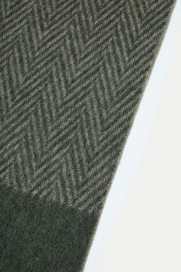 캐시미어 헤링본 머플러는 울 70%와 캐시미어 30%를 혼방하여 부드러운 촉감을 자랑합니다. 카키 색상으로, 헤링본 패턴과 솔리드 패턴이 믹스되어 클래식하면서도 세련된 스타일을 연출합니다. 테슬 디자인 장식으로 포인트를 더했으며, 출근룩이나 모임룩에 활용하기 좋습니다. 가을, 겨울 시즌에 미니멀하고 캐주얼한 스타일을 완성할 수 있는 머플러입니다.
