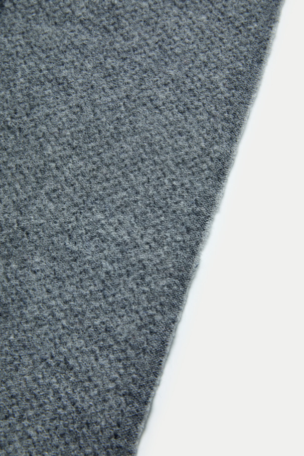 네이비 하운드투스 울 머플러는 가을, 겨울철 출근룩과 모임룩에 포인트를 더하는 클래식, 미니멀, 캐주얼 스타일의 머플러입니다. 부드러운 촉감의 울 100% 소재로 제작되었으며, 멜란지 네이비 컬러와 하운드투스 패턴의 조화가 세련된 분위기를 연출합니다. 섬세한 조직감의 짜임과 태슬 디테일은 고급스러움을 더하며, 어떤 룩에도 자연스럽게 어울립니다. 따뜻함과 스타일을 동시에 만족시키는 데일리 머플러입니다.
