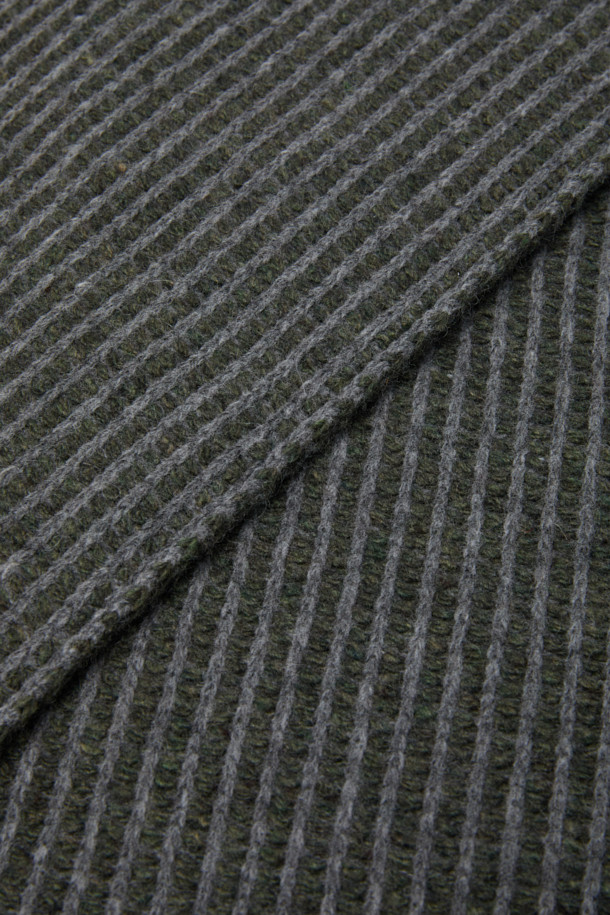 부드러운 울, 캐시미어, 나일론 혼방 소재의 투톤 슬릿 니트 머플러입니다. 겨울, 가을 시즌에 착용하기 좋으며, 보온성을 높여주는 두꺼운 두께감과 부드러운 촉감을 자랑합니다. 베이직한 디자인에 투톤 컬러 배색으로 포인트를 더했으며, 슬릿 디테일로 착용의 편리성을 높였습니다. 클래식, 미니멀, 캐주얼 등 다양한 스타일에 매치하여 차분하면서도 세련된 분위기를 연출할 수 있습니다. 데일리룩에 따뜻함과 스타일을 더해보세요.
