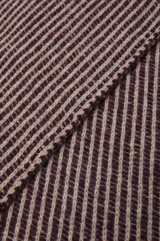 세련된 투톤 디자인이 돋보이는 슬릿 니트 머플러입니다. 울, 캐시미어, 나일론 혼방 소재로 제작되어 부드러운 촉감을 선사하며, 가을/겨울 시즌에 따뜻하게 착용할 수 있습니다. 슬릿 디테일이 있어 간편하게 착용 가능하며, 출근룩이나 모임룩 등 다양한 TPO에 활용하기 좋습니다. 클래식, 미니멀, 캐주얼 등 어떤 스타일에도 잘 어울리는 데일리 아이템입니다. 스트라이프 패턴과 두꺼운 두께감으로 포근함을 더했습니다.
