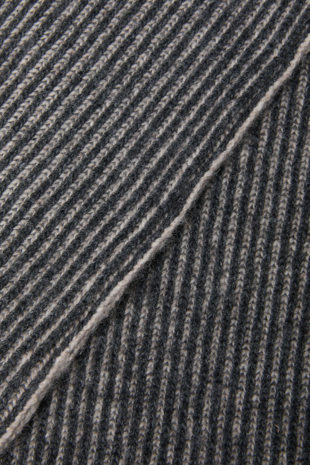 그레이와 블랙 투톤 배색의 스트라이프 슬릿 니트 머플러입니다. 울, 캐시미어, 나일론 혼방 소재로 제작되어 부드러운 촉감과 뛰어난 보온성을 자랑합니다. 슬릿 디테일이 돋보여 착용이 편리하며, 베이직하고 클래식한 디자인으로 출근룩, 모임룩 등 다양한 TPO에 활용 가능합니다. 가을, 겨울 시즌에 스타일리시함과 따뜻함을 동시에 선사하는 머플러입니다. 미니멀, 캐주얼 스타일에도 잘 어울립니다.
