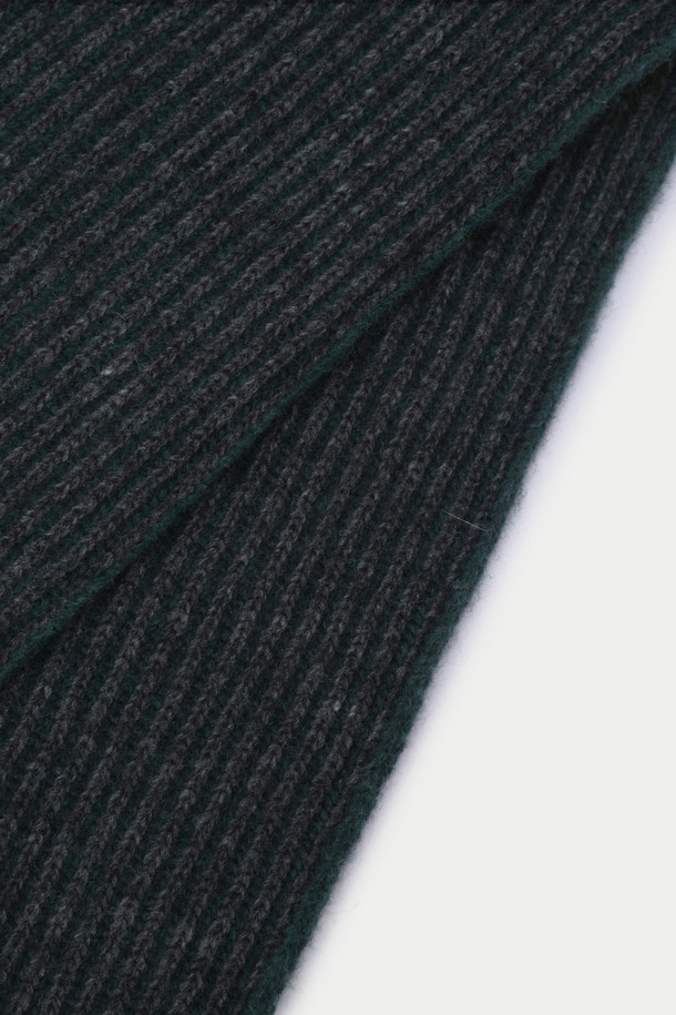 세련된 스타일을 완성하는 스트라이프 슬릿 니트 머플러입니다. 부드러운 울, 캐시미어, 나일론 혼방 소재로 제작되어 뛰어난 촉감과 보온성을 자랑합니다. 그레이 컬러의 투톤 배색과 슬릿 디테일이 돋보이며, 베이직한 디자인으로 출근룩, 모임룩 등 다양한 TPO에 활용 가능합니다. 가을, 겨울 시즌에 클래식, 미니멀, 캐주얼 스타일을 연출하기 좋은 아이템입니다. 두꺼운 두께감으로 따뜻하게 착용할 수 있습니다.
