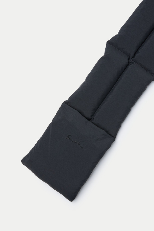 블랙 컬러의 다운 머플러는 겨울철 따뜻함과 스타일을 동시에 잡을 수 있는 필수템입니다. 퀼팅 처리된 폴리에스터 소재로 제작되어 가볍고 보온성이 뛰어나며, 덕다운 충전재를 사용하여 포근함을 더했습니다. 일상복은 물론 여행룩과 산책룩에도 잘 어울리며, 캐주얼, 미니멀, 클래식 스타일 모두 소화 가능합니다. 슬릿 디자인으로 세련된 포인트를 더했으며, 가볍고 휴대성이 좋아 언제 어디서든 간편하게 착용할 수 있습니다. 
