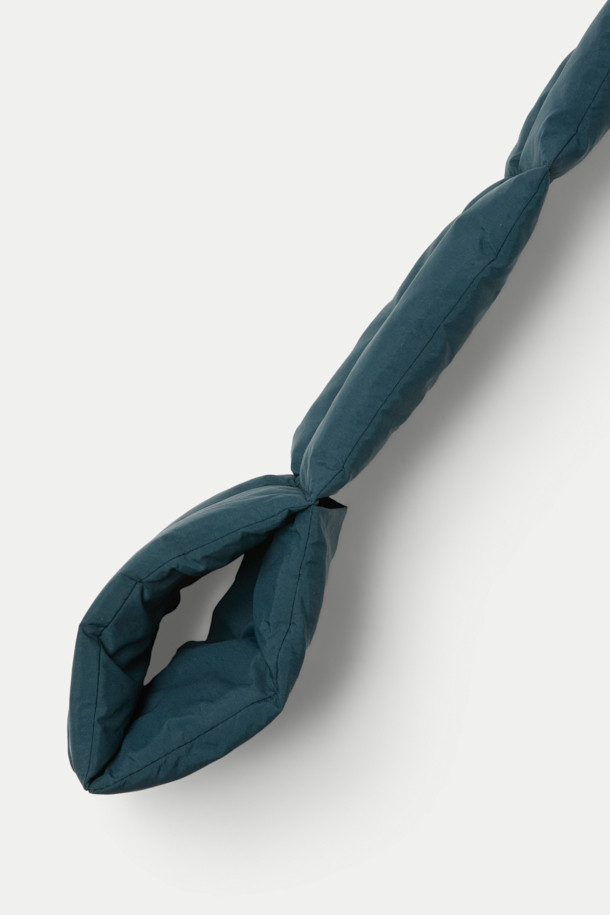 겨울철 보온성을 책임지는 그린 컬러의 다운 머플러입니다. 퀼팅 처리된 디자인으로 캐주얼, 미니멀, 고프코어 스타일을 연출하기 좋습니다. 폴리에스터와 덕다운 소재로 제작되어 가볍고 따뜻하며, 두꺼운 두께감으로 추운 날씨에도 든든하게 착용할 수 있습니다. 슬릿 디테일로 포인트를 더했으며, 휴대성이 좋아 여행룩이나 캠핑룩에 활용하기 좋습니다.
