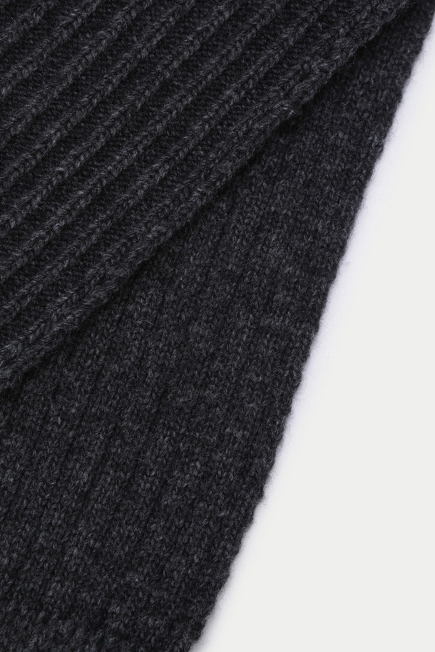 블랙 컬러의 양방향 슬릿 니트 머플러입니다. 울, 캐시미어, 나일론 혼방 소재로 제작되어 부드러운 촉감과 뛰어난 보온성을 자랑합니다. 두꺼운 두께감과 골지/무지 패턴으로 클래식하고 베이직한 스타일을 연출하며, 양면 디자인과 슬릿 디테일로 다양한 스타일을 소화할 수 있습니다. 가을, 겨울철 출근룩과 모임룩에 활용하기 좋은 아이템입니다.
