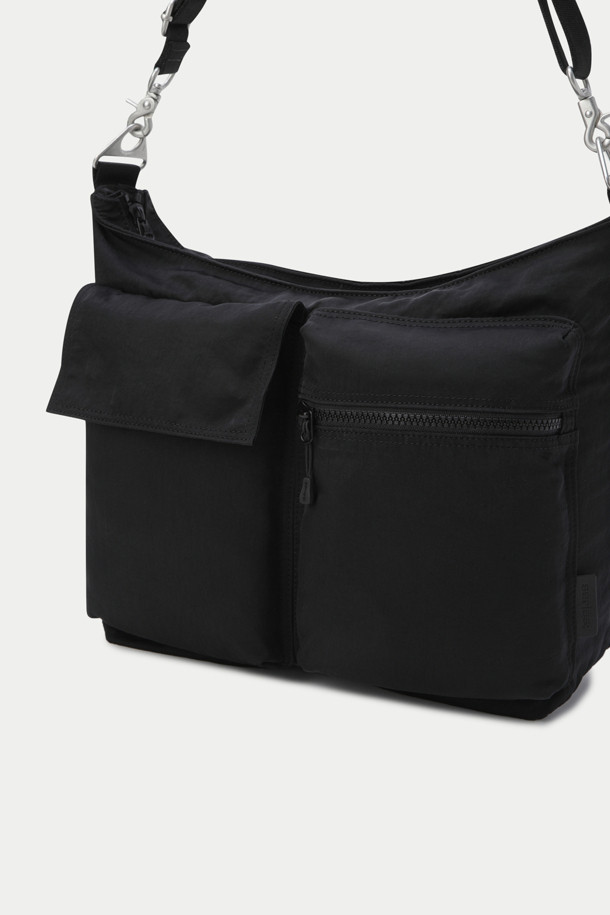 블랙 컬러의 남성용 미디엄 사이즈 나일론 크로스백입니다. 베이직한 디자인에 왁스코팅 마감으로 은은한 멋을 더했습니다. 사각형 디자인으로 넉넉한 수납공간을 제공하며, 아웃포켓 2개와 지퍼형 잠금 방식으로 실용성을 높였습니다. 가볍고 내구성이 뛰어나 출근룩, 여행룩 등 다양한 TPO에 활용하기 좋습니다. 미니멀, 캐주얼, 클래식 스타일을 즐겨 입는 분들에게 추천합니다.
