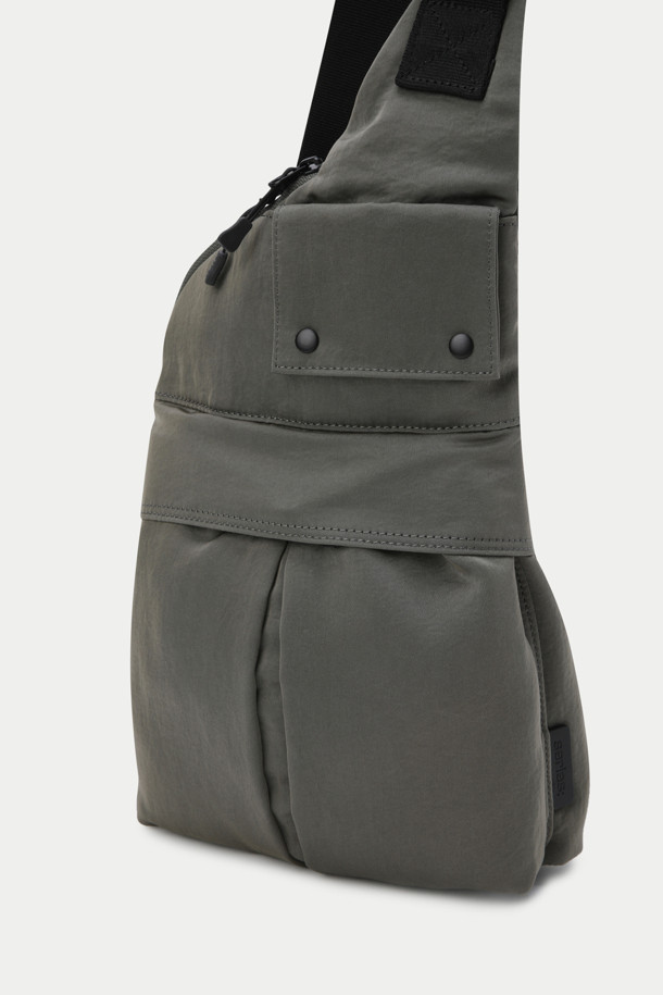 빈티지 슬링백은 나일론 소재의 미디엄 사이즈 가방으로, 무지 패턴에 왁스코팅 디테일이 돋보이는 남성용 슬링백입니다. 데일리룩에 활용하기 좋은 빈티지 스타일로, 미니멀, 캐주얼, 클래식 스타일을 선호하는 분들께 추천드립니다. 넉넉한 수납 공간과 아웃포켓 2개, 경량, 내구성을 갖춰 실용성을 더했습니다. 사각형 디자인으로 디자인적인 매력을 살렸으며, 일상생활에서 편리하게 사용할 수 있습니다.
