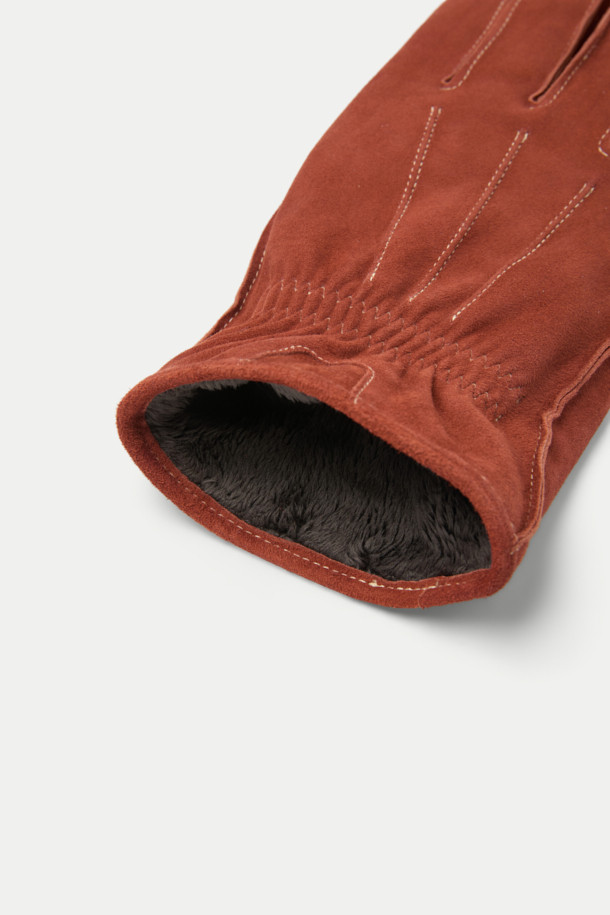 따뜻한 퍼 안감과 부드러운 촉감이 특징인 바이커 스웨이드 글러브입니다. 오렌지 컬러의 무지 디자인으로, 클래식하고 미니멀한 여행룩에 잘 어울립니다. 스웨이드와 염소가죽 소재로 제작되어 뛰어난 내구성을 자랑하며, 보온 기능과 스마트폰 터치 기능을 동시에 제공합니다. 바이크를 즐기는 당신에게 스타일리시함과 실용성을 더해줄 완벽한 아이템입니다.
