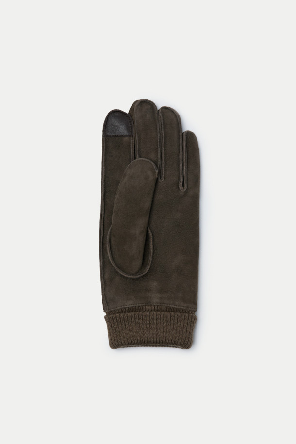 부드러운 누벅 가죽과 니트 소재의 조화가 돋보이는 누벅 니트 시보리 장갑입니다. 브라운, 다크브라운 두 가지 색상으로 출시되어 겨울철 다양한 출근룩에 클래식, 미니멀, 캐주얼 스타일을 더합니다. 안감은 퍼 소재로 제작되어 뛰어난 보온성을 제공하며, 부드러운 촉감으로 편안한 착용감을 선사합니다. 손목 시보리 디자인으로 밀착감을 높였으며, 검지 터치 기능으로 스마트폰 사용이 편리합니다. 무지 디자인으로 어떤 스타일에도 잘 어울려 데일리 장갑으로 활용하기 좋습니다.
