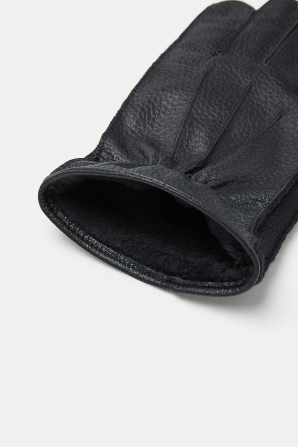 니트 포인트를 더한 레더 장갑은 겨울철 따뜻함과 스타일을 동시에 만족시키는 공용 장갑입니다. 부드러운 가죽과 니트 소재의 조화로 고급스러운 디자인을 연출하며, 안감은 퍼(fur)로 처리되어 뛰어난 보온성을 제공합니다. 스마트폰 터치가 가능하여 편리하며, 베이직한 디자인과 무지 패턴으로 출근룩, 데이트룩, 연말 모임룩 등 다양한 TPO에 활용 가능합니다. 클래식, 미니멀, 캐주얼 등 어떤 스타일에도 자연스럽게 어울리는 실용적인 겨울 필수템입니다.
