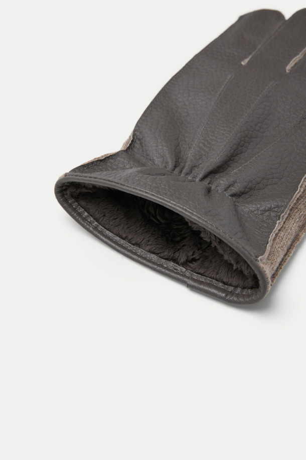 니트 포인트를 더한 레더(Leather) 장갑으로, 겨울철 따뜻함과 스타일을 동시에 잡으세요. 부드러운 퍼 안감과 가죽, 니트 소재의 조화로 뛰어난 보온성을 제공합니다. 스마트폰 터치 기능으로 편리함을 더했으며, 출근룩, 데이트룩, 연말 모임룩 등 다양한 TPO에 활용 가능합니다. 클래식, 미니멀, 캐주얼 스타일 모두 소화 가능한 디자인으로, 겨울철 패션 포인트를 더해줍니다.
