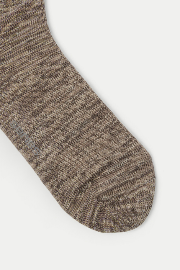 부드러운 면 소재로 제작되어 편안한 착용감을 선사하는 조직감 솔리드 장목 양말입니다. 브라운과 멜란지 컬러로 출시되어 출근룩, 미니멀, 클래식, 캐주얼 등 다양한 스타일에 매치하기 좋습니다. 발목 길이 24cm로 제작되었으며, 조직감 디테일과 로고 장식이 돋보이는 디자인입니다. 솔리드 및 멜란지 패턴으로 세련된 룩을 연출할 수 있습니다. 일상 속에서 당신의 스타일을 한층 더 끌어올려 보세요.
