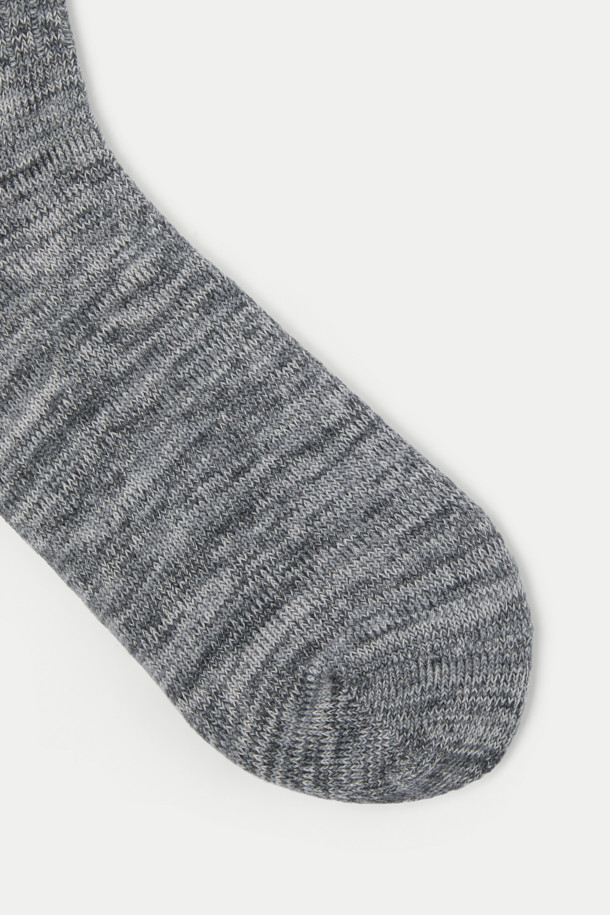 조직감 솔리드 장목 양말은 부드러운 면 소재로 제작되어 편안한 착용감을 선사합니다. 멜란지 패턴의 그레이 컬러가 캐주얼, 미니멀, 클래식 스타일의 출근룩에 잘 어울립니다. 24cm 기장의 장목 양말로, 조직감 있는 디자인과 로고 장식이 돋보입니다. 일상생활에서 폭넓게 활용할 수 있는 아이템입니다.
