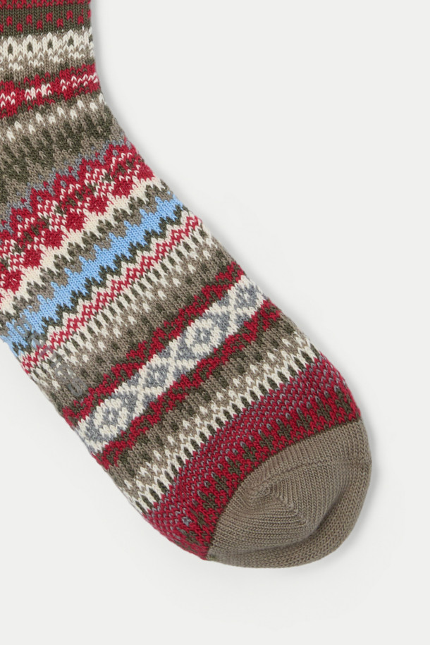 **페어아일 장목 양말**은 가을, 겨울철 따뜻하게 발을 감싸주는 면 소재의 양말입니다. 브라운, 레드, 블루 세 가지 색상으로 출시되었으며, 노르딕 패턴과 6도 패턴 디자인이 특징입니다. 24cm 중기장 길이의 장목 양말로, 부드러운 촉감을 선사합니다. 산책룩, 캠핑룩을 포함한 캐주얼, 클래식, 미니멀 스타일의 다양한 룩에 매치하여 포인트를 줄 수 있습니다. 바닥면 로고 장식으로 디자인의 완성도를 높였습니다.
