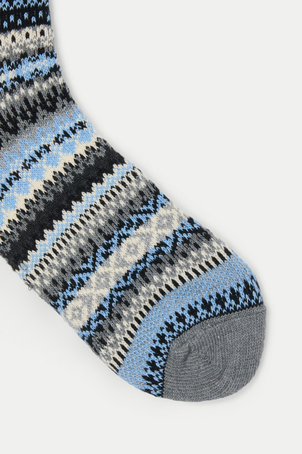 페어아일 패턴이 돋보이는 장목 양말입니다. 부드러운 면 소재로 제작되어 편안한 착용감을 선사하며, 가을/겨울 시즌에 따뜻하게 신기 좋습니다. 캐주얼, 클래식, 미니멀 스타일 모두 소화 가능하며, 특히 캠핑룩에 잘 어울립니다. 그레이와 블루 두 가지 색상으로 출시되었으며, 로고 디테일이 돋보입니다. 일상생활에서 스타일리시하게 포인트를 줄 수 있는 아이템입니다.
