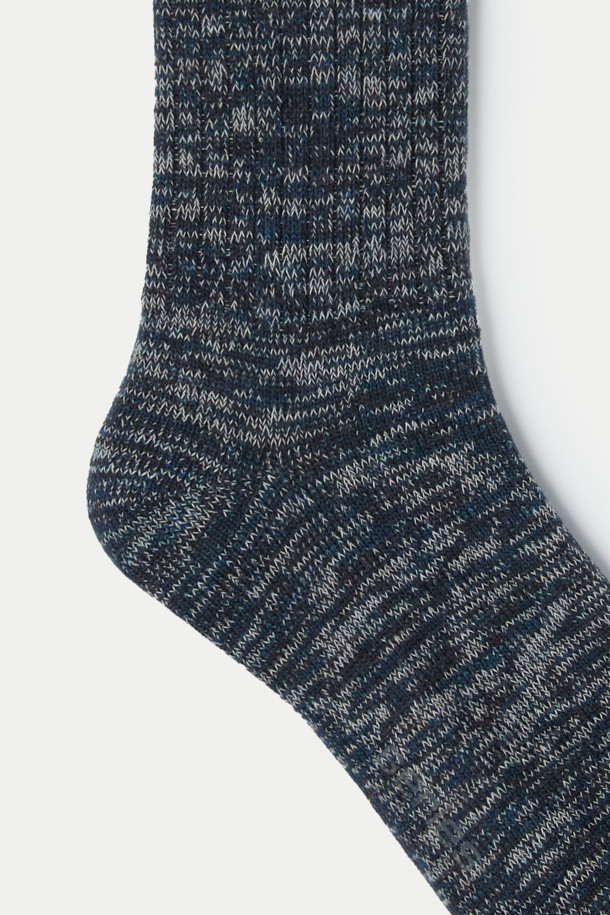 인디고 컬러의 부드러운 면 혼방 소재로 제작된 장목 양말입니다. 멜란지 패턴과 로고 디자인으로 포인트를 더했으며, 캐주얼 및 미니멀 스타일을 연출하기 좋습니다. 일상생활에서 편안하게 착용할 수 있으며, 특히 '동네 마실룩'에 잘 어울립니다. 24cm의 중기장으로 제작되었으며, 조직감 있는 디테일이 특징입니다. 사계절 모두 활용 가능한 아이템입니다.
