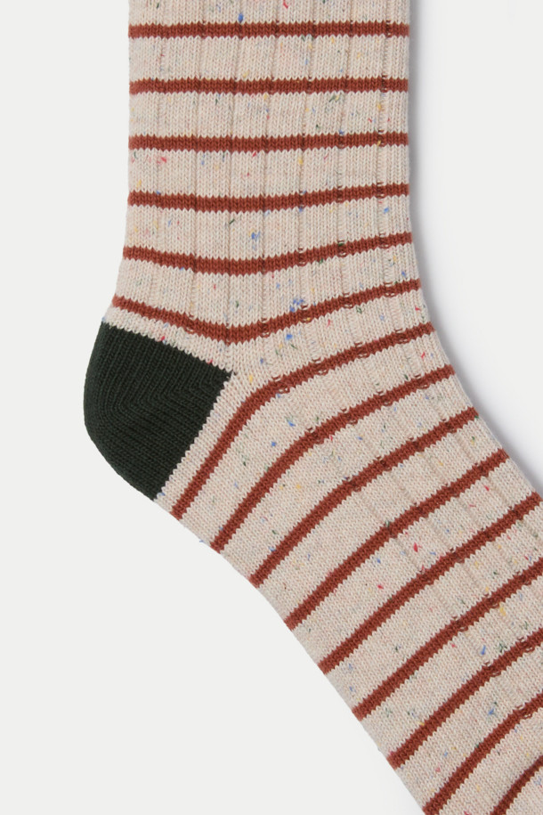 **네프 스트라이프 장목 양말**은 부드러운 면 소재로 제작되어 편안한 착용감을 선사합니다. 베이지, 레드, 블랙 세 가지 색상으로 출시되었으며, 네프(Nep) 원사를 사용하여 독특한 질감을 더했습니다. 일상생활은 물론, 산책룩이나 동네 마실룩에 캐주얼, 미니멀, 클래식한 스타일로 포인트를 줄 수 있습니다. 장목 디자인에 스트라이프 패턴과 로고 장식이 더해져 세련된 느낌을 줍니다. 사계절 내내 활용하기 좋은 아이템입니다.
