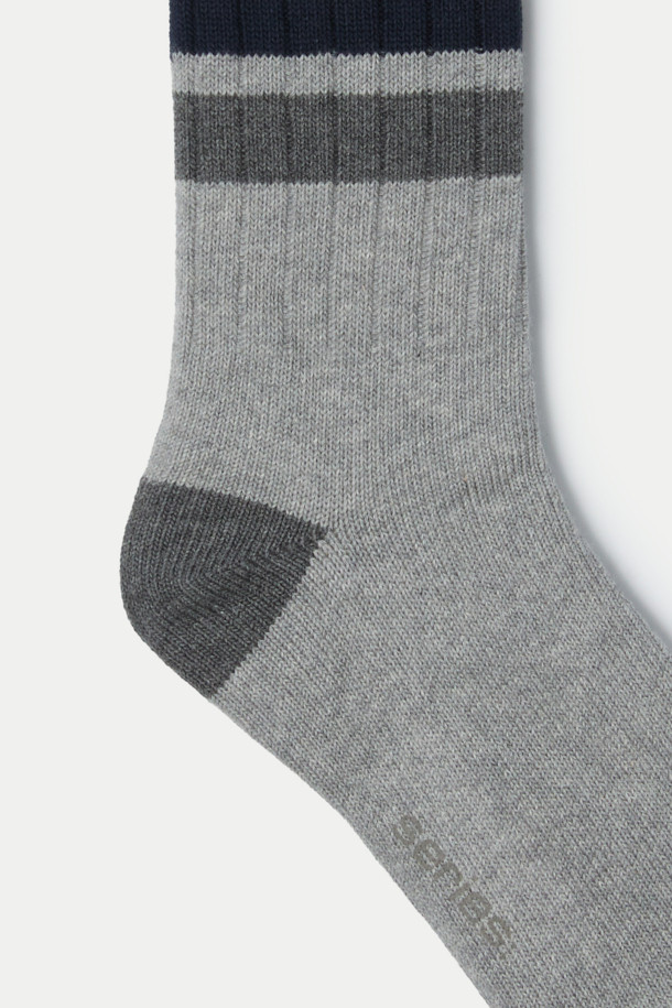 **스트라이프 팁 장목 양말**은 부드러운 면 소재로 제작되어 편안한 착용감을 선사합니다. 캐주얼, 미니멀, 클래식 스타일을 모두 소화하며, 동네 마실룩과 산책룩에 잘 어울립니다. 그레이와 네이비 두 가지 컬러 배색으로, 다양한 스타일에 포인트를 줄 수 있습니다. 장목 기장과 스트라이프 패턴이 돋보이는 디자인이며, 발목 부분에 로고 장식이 있습니다. 사계절 내내 활용 가능한 실용적인 아이템입니다.

