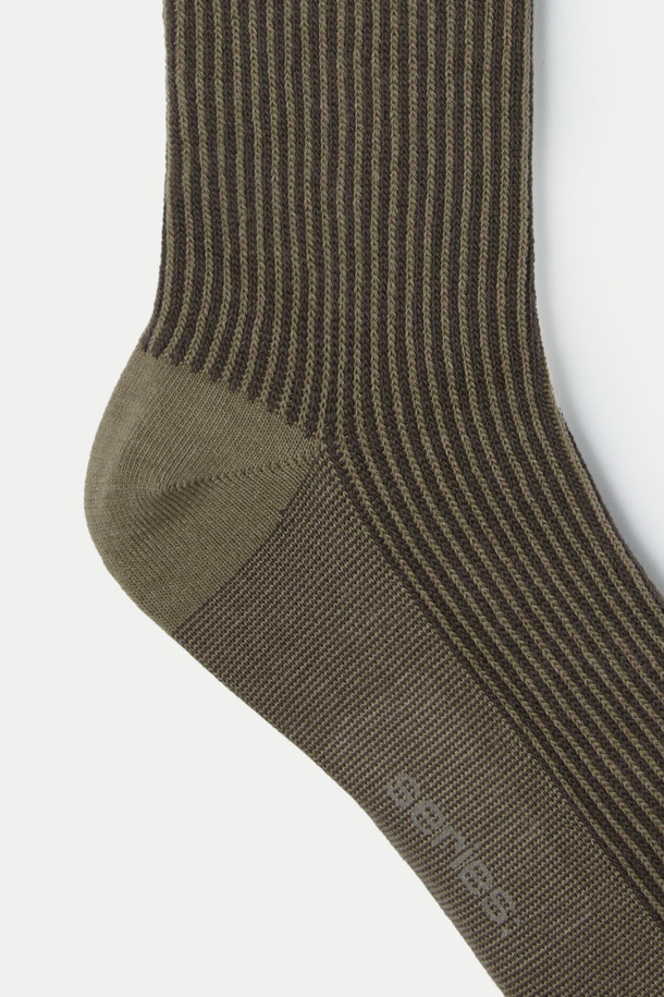 **골지 패턴 장목 양말**은 부드러운 면 혼방 소재로 제작되어 편안한 착용감을 선사합니다. 카키와 올리브 두 가지 컬러로 구성되어 있으며, 골지 및 스트라이프 패턴으로 포인트를 더했습니다. 세로 조직감과 24cm의 중기장 디자인이 특징이며, 로고 장식으로 은은한 멋을 더했습니다. 캐주얼, 미니멀, 클래식 스타일 모두 소화 가능하며, 동네 마실룩, 산책룩, 집콕룩에 잘 어울립니다.
