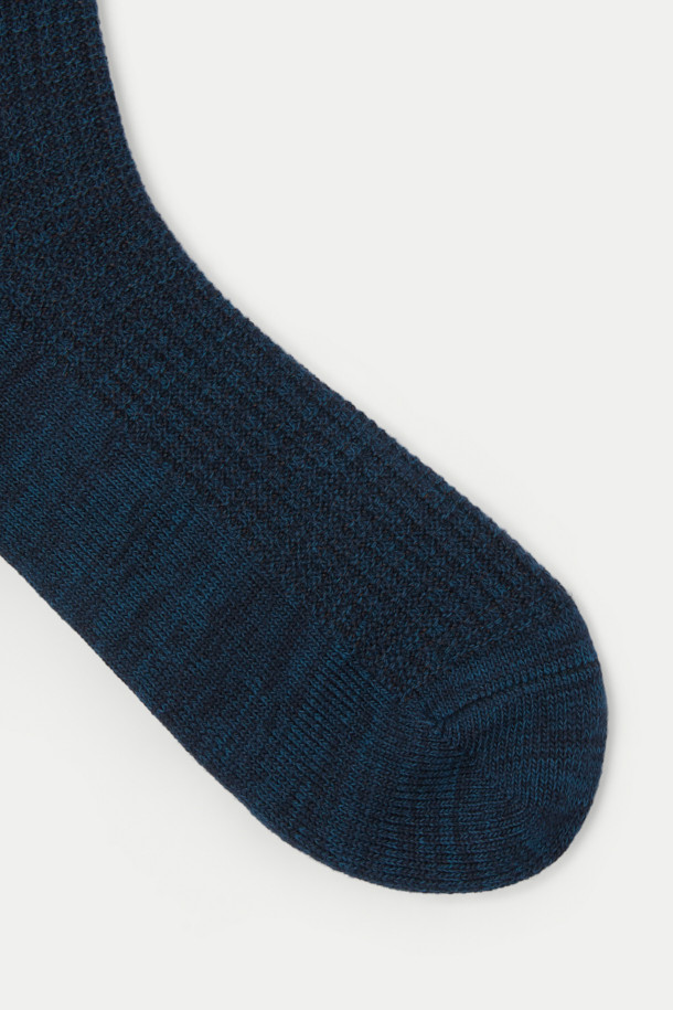 네이비 컬러의 와플 조직감으로 포인트를 준 장목 양말입니다. 부드러운 면 소재로 제작되어 편안한 착용감을 선사하며, 멜란지 효과가 은은한 멋을 더합니다. 캐주얼 및 미니멀 스타일 어디에도 잘 어울리며, 일상에서 활용하기 좋습니다. 24cm 중기장으로 발목을 안정감 있게 감싸줍니다. 로고 디자인으로 세련된 느낌을 더했습니다.
