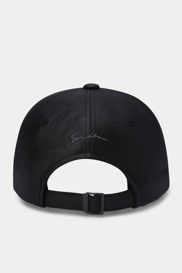 series - Initial-D(이니셜 D) Project D(프로젝트 D) 로고 캡은, 블랙과 화이트 두 가지 색상으로 출시되어 다양한 스타일에 매치하기 용이한 볼캡입니다. PROJECT.D(프로젝트 D) 로고 자수 디테일이 돋보이며, 은은한 광택감이 고급스러운 느낌을 더합니다. 캐주얼, 미니멀, 스트리트 스타일을 즐겨 입는 분들께 추천드리며, 가볍게 동네 마실룩이나 산책룩을 연출하기 좋습니다. 봄, 여름, 가을, 세 계절 모두 착용 가능한 실용적인 아이템입니다.
